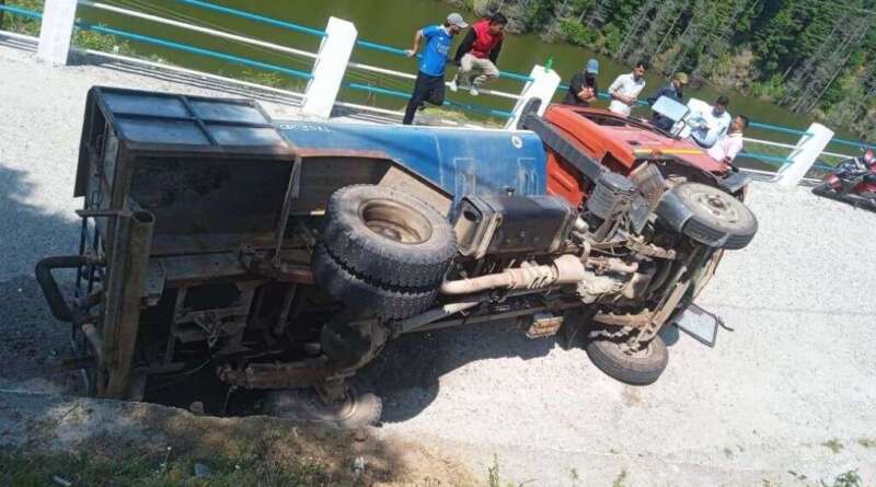 कोली झील के पास जल संस्थान का टैंकर पलटा, बड़ा हादसा टला