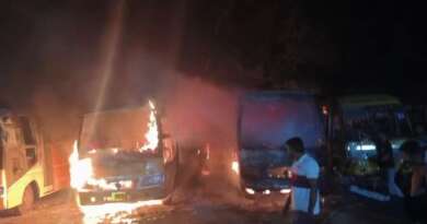 स्कूल परिसर में खड़ी बसों में लगी भीषण आग, दो वाहन जलकर हुए खाक, टला बड़ा हादसा