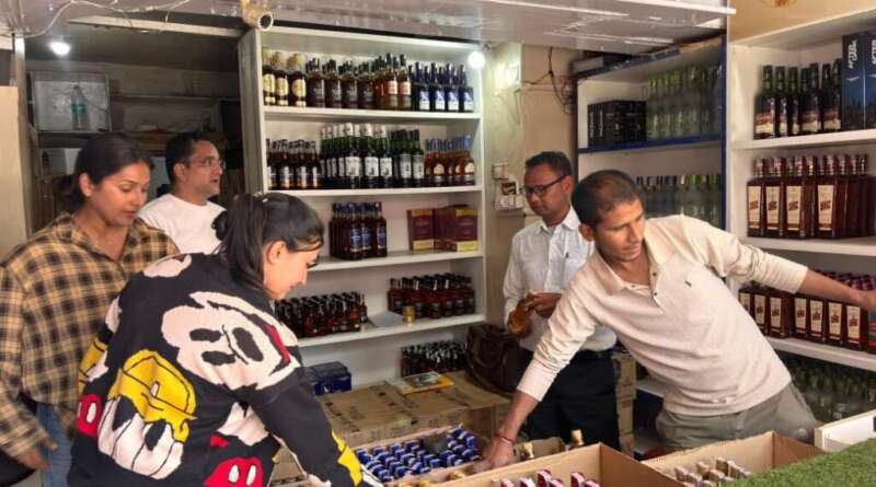 चम्पावत : शराब दुकानों पर आबकारी विभाग की नजर, अनियमितताओं पर चालानी कार्रवाई