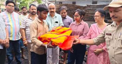 टनकपुर अग्निकांड: जिला प्रशासन ने पीड़ित व्यापारियों को पहुंचाई राहत सामग्री
