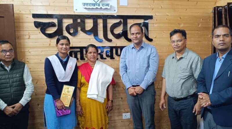 चम्पावत में जिलाधिकारी ने बोर्ड परीक्षा के मेधावियों को किया सम्मानित