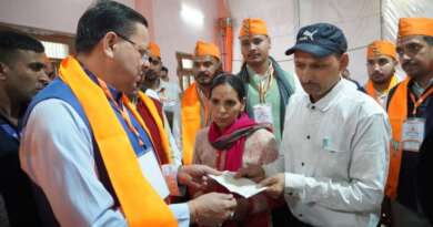 मुख्यमंत्री धामी ने दिवंगत सोमेंद्र सिंह बोहरा के परिजनों को सौंपी ₹10 लाख की सहायता राशि