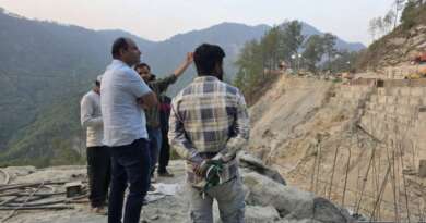 चम्पावत : बरसात में यातायात बाधित न हो, स्वाला निरीक्षण के दौरान जिलाधिकारी ने अधिकारियों को किया निर्देशित