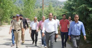 चम्पावत में शुरू हुआ ‘नो व्हीकल डे’ अभियान, जिलाधिकारी मनीष कुमार पैदल पहुंचे कार्यालय