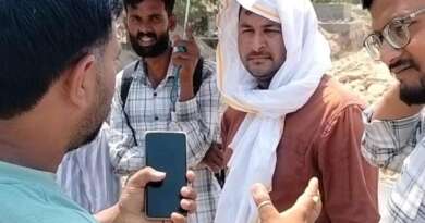 टनकपुर : रोखड़ के किनारे सड़क मार्ग छोड़े जाने की मांग को लेकर ग्रामीणों ने किया साइट इंचार्ज का घेराव