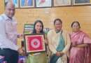 चम्पावत : अमेरिका में असिस्टेंट प्रोफेसर बनीं आयुश्री भावे को जिलाधिकारी ने किया सम्मानित