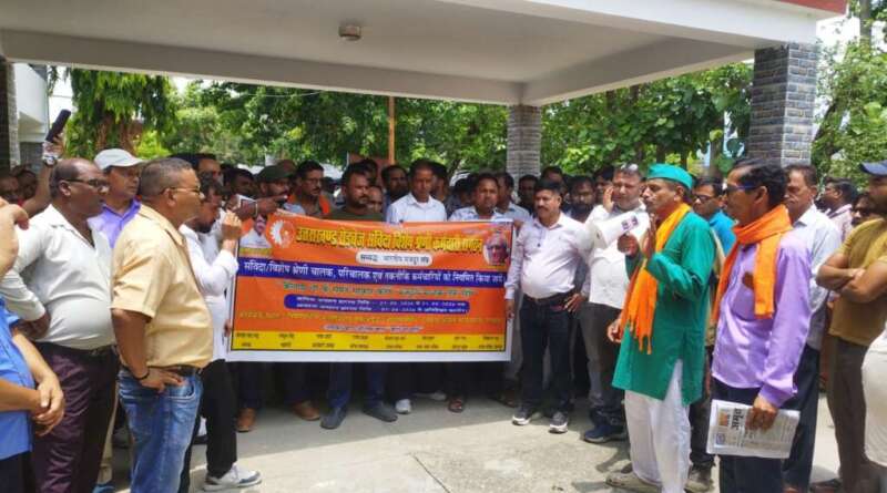 रोडवेज कर्मियों का प्रदर्शन: नियमितीकरण की मांग को लेकर निकाला जुलूस, 1 जून से आमरण अनशन की चेतावनी