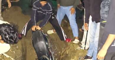 लोहाघाट : जिलाधिकारी के निर्देशों का नहीं हो रहा पालन, एनएच के खुले कलमठ में गिरा बाइक सवार