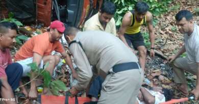 चम्पावत पुलिस की त्वरित कार्रवाई: अनियंत्रित होकर गहरी खाई में गिरा कैंटर, मलबे में फंसे चालक का सुरक्षित रेस्क्यू
