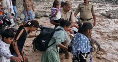 टनकपुर : उफनाए बाटनागाड़ में फंसे मां पूर्णागिरि के श्रद्धालुओं को पुलिस ने सकुशल पार कराया