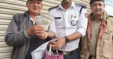 चम्पावत पुलिस की ईमानदारी और तत्परता: गुजरात के यात्री को सुरक्षित लौटाया रुपयों और दस्तावेजों से भरा बैग