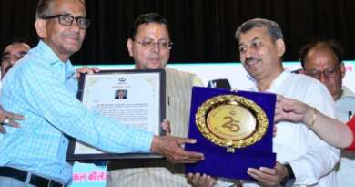चम्पावत : शिक्षाविद डॉ. भुवन चंद्र जोशी को हल्द्वानी में ‘वरिष्ठ नागरिक सम्मान’ से किया गया सम्मानित, मुख्यमंत्री धामी ने सराहा उनका जज्बा