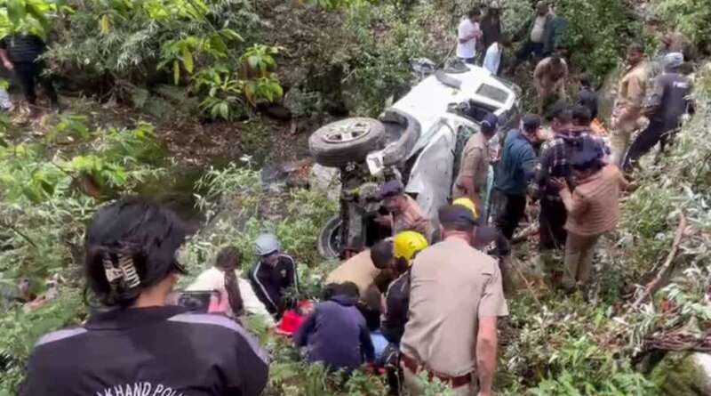 नैनीताल : 100 मीटर गहरी खाई में गिरी राजस्थानी पर्यटकों की कार, हल्द्वानी के युवक की मौत, दो घायल