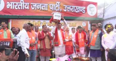 उत्तराखंड में पश्चिम बंगाल की जीत का जश्न, देहरादून में CM धामी ने कार्यकर्ताओं को खिलाई झालमुड़ी