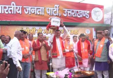 उत्तराखंड में पश्चिम बंगाल की जीत का जश्न, देहरादून में CM धामी ने कार्यकर्ताओं को खिलाई झालमुड़ी