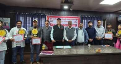 चम्पावत: विश्व रेडक्रॉस दिवस पर मानव सेवा का संदेश, जिला चिकित्सालय में सम्मानित हुई ब्लड बैंक टीम