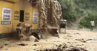 टिहरी के बिलौंदी पुल बाजार में अचानक उफनाया नाला, दुकानों में घुसा मलबा, मची अफरा-तफरी