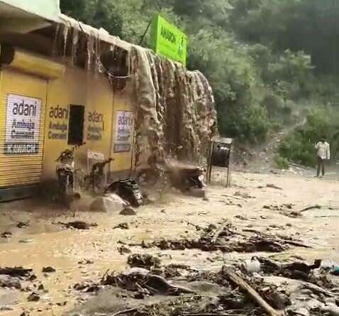 टिहरी के बिलौंदी पुल बाजार में अचानक उफनाया नाला, दुकानों में घुसा मलबा, मची अफरा-तफरी