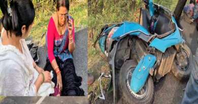 टनकपुर-खटीमा हाईवे पर स्कूटी हाथी से टकराई, शिक्षिका हुई घायल और हाथी का दांत टूटा