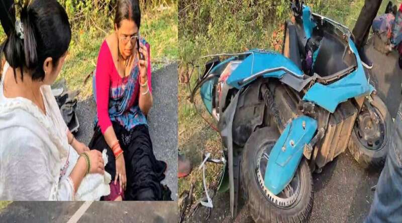 टनकपुर-खटीमा हाईवे पर स्कूटी हाथी से टकराई, शिक्षिका हुई घायल और हाथी का दांत टूटा