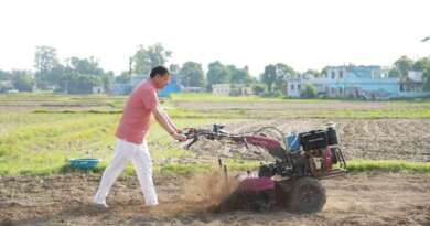 खटीमा में मुख्यमंत्री पुष्कर सिंह धामी ने खेत में चलाया टिलर, दिया जैविक खेती का संदेश