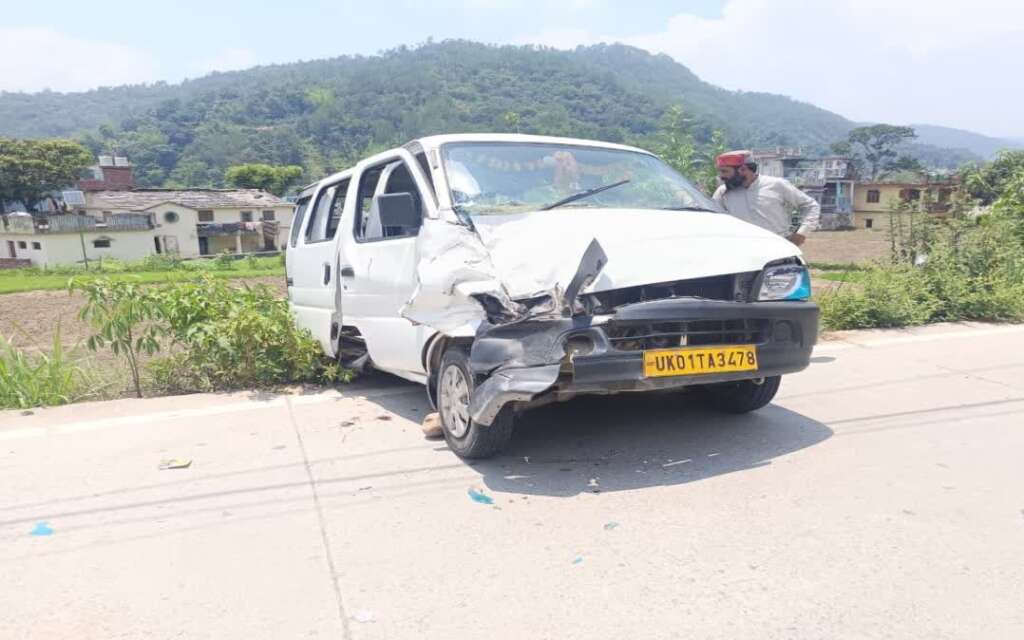 तेज रफ्तार कैंटर ने कार को मारी टक्कर, एक ही परिवार के 5 लोग घायल