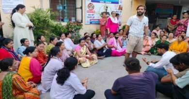 बनबसा में नाबालिग से छेड़छाड़ मामले में गरमाया माहौल, विभिन्न संगठनों ने थाने का घेराव कर की कार्रवाई की मांग