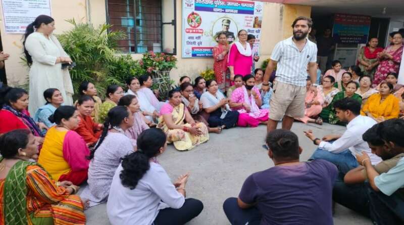 बनबसा में नाबालिग से छेड़छाड़ मामले में गरमाया माहौल, विभिन्न संगठनों ने थाने का घेराव कर की कार्रवाई की मांग