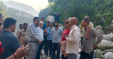 चम्पावत : जांबाज़ बस चालक बेनीराम थवाल का गमगीन माहौल में अंतिम संस्कार: 34 यात्रियों की जान बचाकर दी शहादत