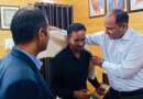 यूकेपीएससी की परीक्षा में चयनित राकेश कुमार को जिलाधिकारी ने शॉल ओढ़ाकर किया सम्मानित