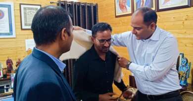 यूकेपीएससी की परीक्षा में चयनित राकेश कुमार को जिलाधिकारी ने शॉल ओढ़ाकर किया सम्मानित