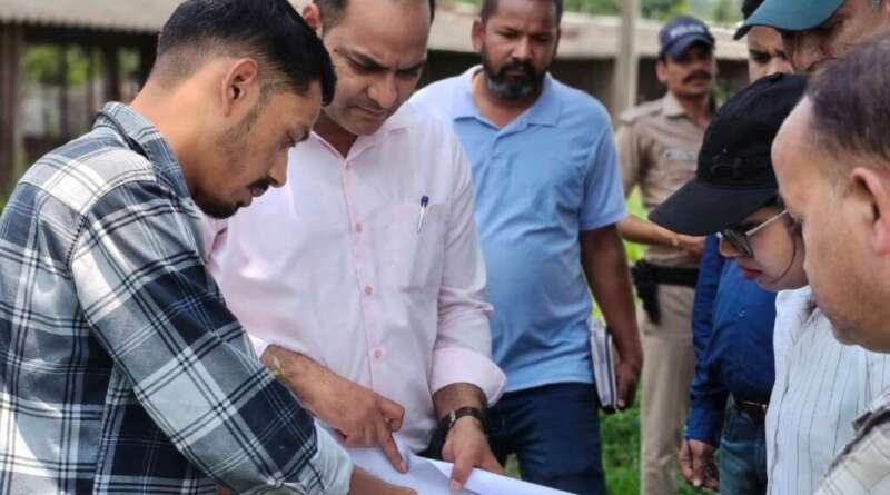 टनकपुर : जिलाधिकारी ने मनिहारगोठ का किया स्थलीय निरीक्षण, जलभराव एवं नाला सफाई के निर्देश