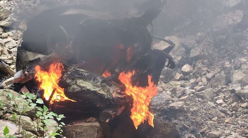 लोहाघाट में दर्दनाक सड़क हादसा: खाई में गिरी कार में लगी आग, दो की मौत, महिला व दो बच्चे गंभीर घायल