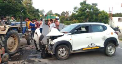 टनकपुर-खटीमा हाईवे पर दर्दनाक हादसा, टैक्सी चालक की मौत, ट्रैक्टर सवार दंपति घायल