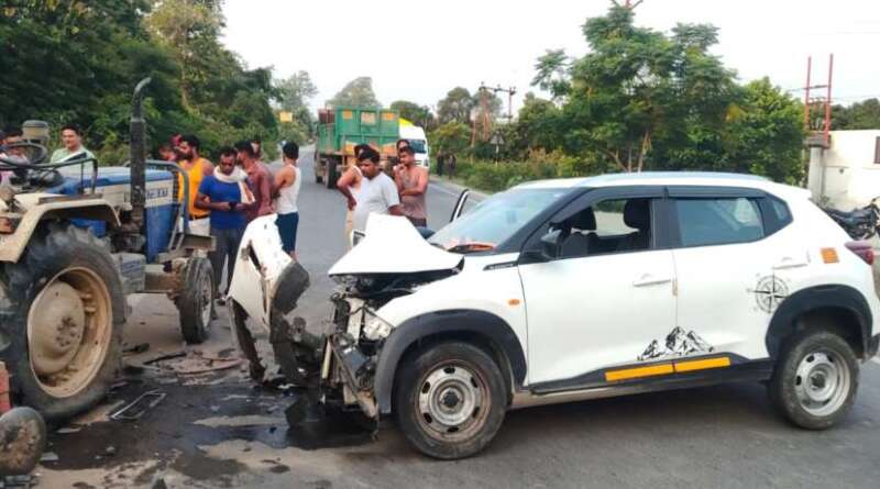 टनकपुर-खटीमा हाईवे पर दर्दनाक हादसा, टैक्सी चालक की मौत, ट्रैक्टर सवार दंपति घायल