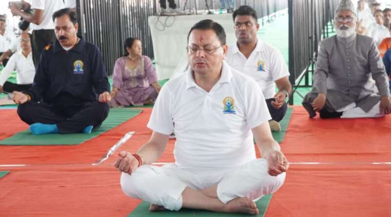 बनबसा में मुख्यमंत्री धामी ने हजारों लोगों संग किया योगाभ्यास, बोले- योग को बनाएं जीवन का हिस्सा