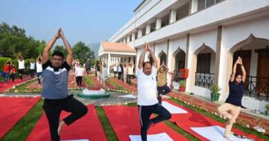 अंतर्राष्ट्रीय योग दिवस पर जिला न्यायालय चम्पावत में योग सत्र, स्वच्छता अभियान से दिया पर्यावरण संरक्षण का संदेश