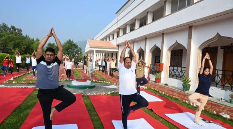 अंतर्राष्ट्रीय योग दिवस पर जिला न्यायालय चम्पावत में योग सत्र, स्वच्छता अभियान से दिया पर्यावरण संरक्षण का संदेश