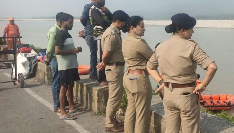शारदा नदी में डूबे दो युवकों की तलाश तीसरे दिन भी जारी, एसपी रेखा यादव ने लिया सर्च अभियान का जायजा