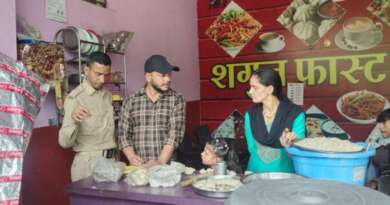 चम्पावत में अतिक्रमण और प्रतिबंधित पॉलिथीन पर पालिका की कार्रवाई, 7 चालान काटकर वसूले ₹1300