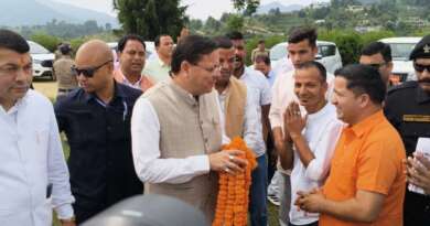 चम्पावत पहुंचे मुख्यमंत्री पुष्कर सिंह धामी, अधिकारियों व जनप्रतिनिधियों ने किया भव्य स्वागत