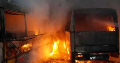 हल्द्वानी के KVM स्कूल में लगी भीषण आग, दो बसें और जनरेटर जलकर खाक, वीडियो देखें