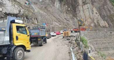 स्वाला डेंजर जोन में मलबा गिरने से थमा ट्रैफिक, एनएच-09 पर 40 मिनट बाधित रहा आवागमन
