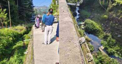 लोहाघाट में डॉक्टर की मौत के बाद जागा प्रशासन: डीएम के निर्देश पर बाड़ीगाड़ क्षेत्र में सुरक्षा रेलिंग और सोलर लाइट का कार्य शुरू