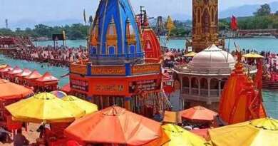 हरिद्वार में अस्थि विसर्जन पर कथावाचक के बयान से मचा विवाद, कहा-अस्थियों से बनाए जाते हैं कप प्लेट, मुकदमा दर्ज कराएगी गंगा सभा