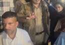 दो पुलिसकर्मियों पर लड़की से छेड़छाड़ का आरोप, लोगों ने धुनाई कर थाने का किया घेराव
