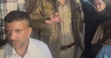 दो पुलिसकर्मियों पर लड़की से छेड़छाड़ का आरोप, लोगों ने धुनाई कर थाने का किया घेराव