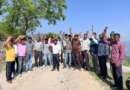 चम्पावत : दो साल से बदहाल छिनकाछिना-सिमलखेत सड़क पर फूटा ग्रामीणों का गुस्सा, डामरीकरण की मांग को लेकर प्रदर्शन