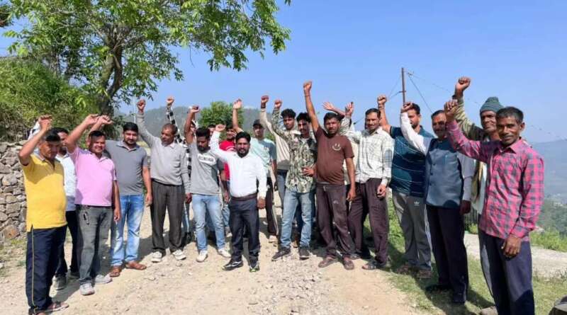 चम्पावत : दो साल से बदहाल छिनकाछिना-सिमलखेत सड़क पर फूटा ग्रामीणों का गुस्सा, डामरीकरण की मांग को लेकर प्रदर्शन