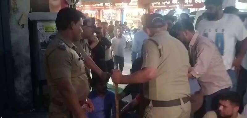 देहरादून में नाबालिग लड़की से दुष्कर्म पर भारी हंगामा, हिंदू संगठन की पुलिस से नोकझोंक
